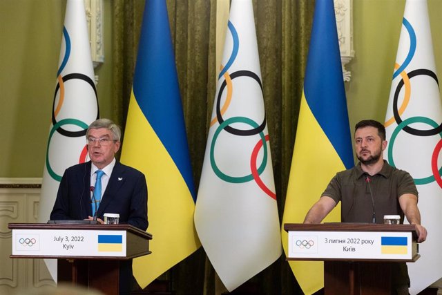 Archivo - El presidente del Comité Olímpico Internacional, Thomas Bach (I), junto al presidente de Ucrania, Volodimir Zelenski (D), durante una visita a Kiev