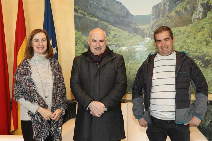 El vicepresidente José María Aierdi junto a la directora general de Ordenación Territorial, Izaskun Abril, y el alcalde del Ayuntamiento de Arce, Carlos Oroz.