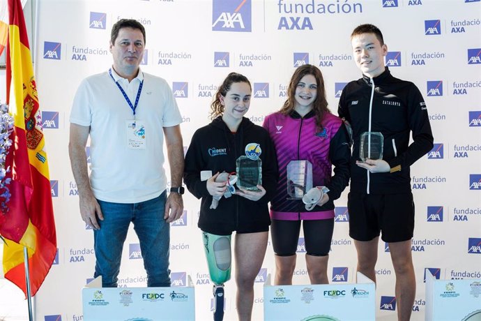 Anastasia Dmytriv, Beatriz Lérida y Jian Wang Escanilla en el podio del Campeonato AXA de Promesas Paralímpicas de Natación 2023