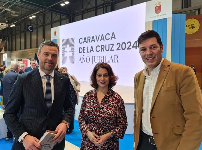 La alcaldesa de Teruel, Emma Buj, con el concejal de Turismo, Javier Domingo, y el alcalde de Caravaca de la Cruz, José Francisco García.