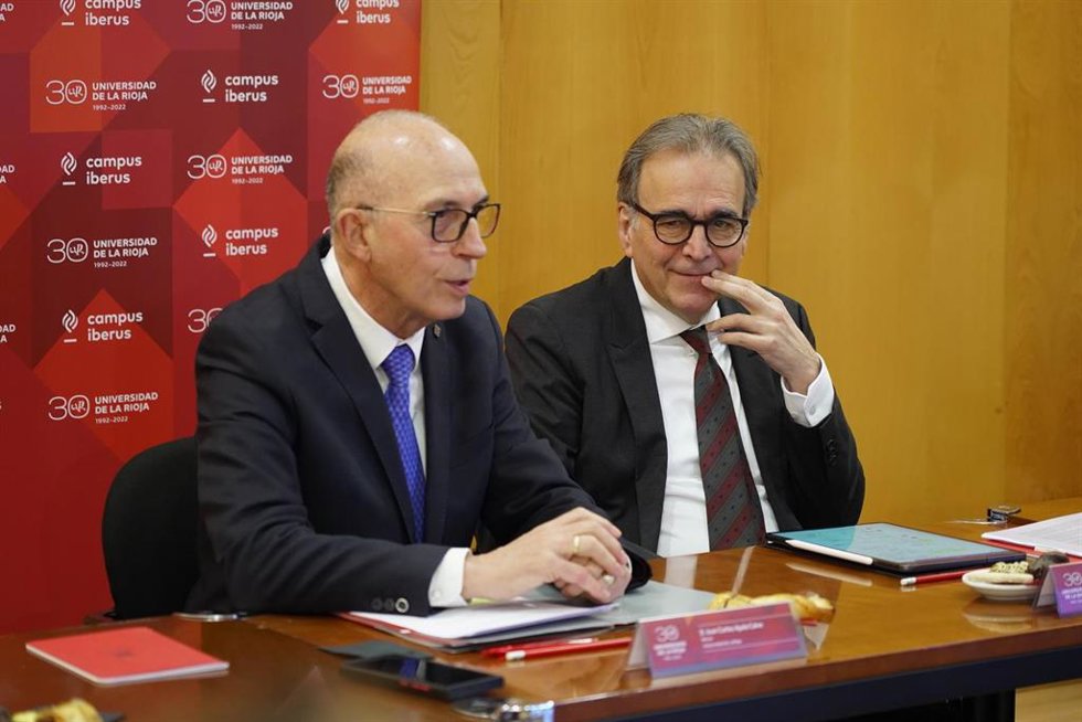 El rector de la Universidad de La Rioja, Juan Carlos Ayala Calvo (i) y el ministro de Universidades, Joan Subirats (d), durante un encuentro en la Universidad de La Rioja