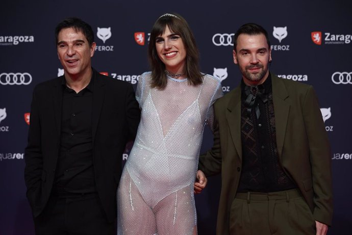 El productor Javier Pérez Santana (i) y el director Adrián Silvestre (d) posan en la alfombra roja previa a la gala de la X edición de los Premios Feroz, en el Auditorio de Zaragoza, a 28 de enero de 2022, en Zaragoza, Aragón (España). 