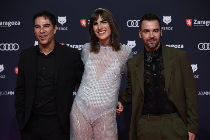 El productor Javier Pérez Santana (i) y el director Adrián Silvestre (d) posan en la alfombra roja previa a la gala de la X edición de los Premios Feroz, en el Auditorio de Zaragoza, a 28 de enero de 2022, en Zaragoza, Aragón (España). La Asociación de 