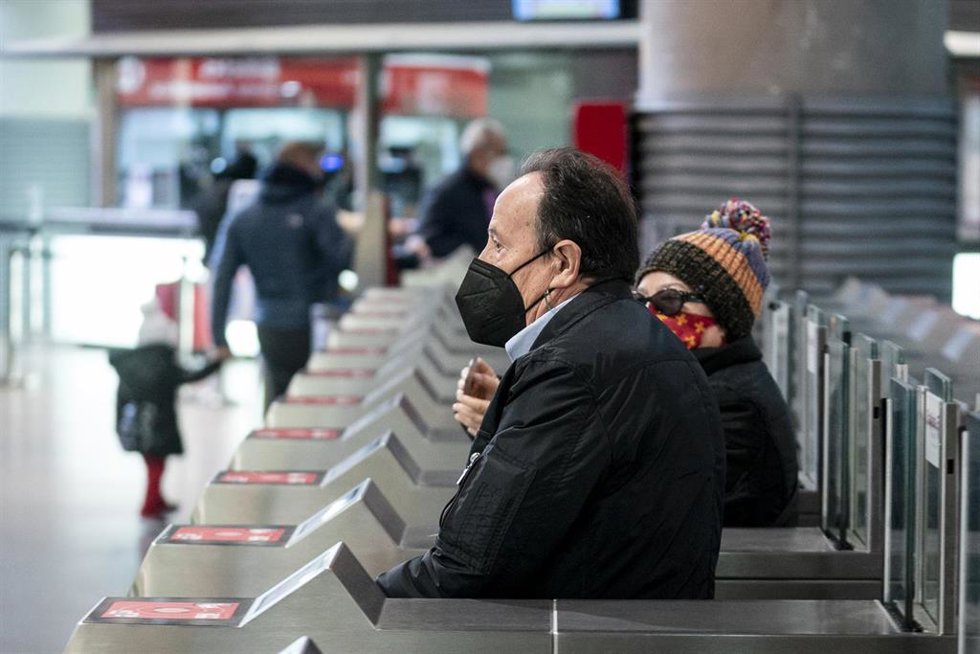 Dos personas con mascarilla entran a los trenes de Cercanías.
