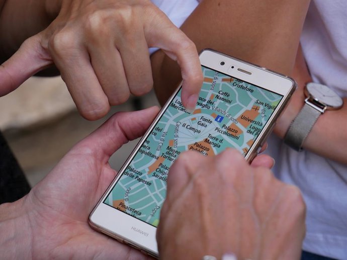 Usuarios utilizando un servicio de mapas en un dispositivo Android
