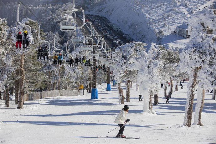 Una mujer esquía en el Puerto de Navacerrada, a 29 de enero de 2023, en Madrid (España). Desde primera hora de ayer, primer día que abrían las pistas de esquí de la Sierra de Madrid esta temporada, y de hoy la carretera M-601 está cortada y registra kil