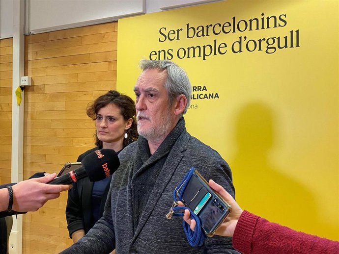 El concejal de ERC, Jordi Coronas, en declaraciones a los periodistas este lunes.