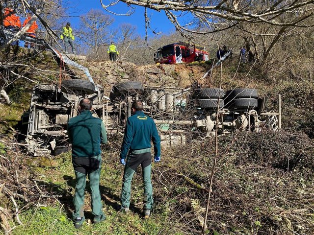 Camión hormigonera despeñado en Manzaneda (Ourense) y que deja un fallecido.