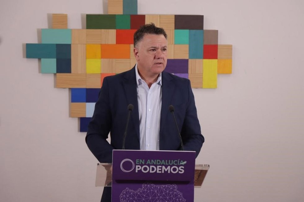 El portavoz parlamentario adjunto de Por Andalucía y miembro de Podemos, Juan Antonio Delgado, este lunes en rueda de prensa.