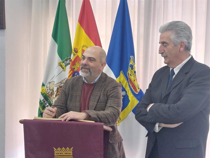 El responsable del Área de Desarrollo Local de la Diputación de Cádiz, Manuel Chacón,  junto al alcalde de Chipiona, Luis Mario Aparcero