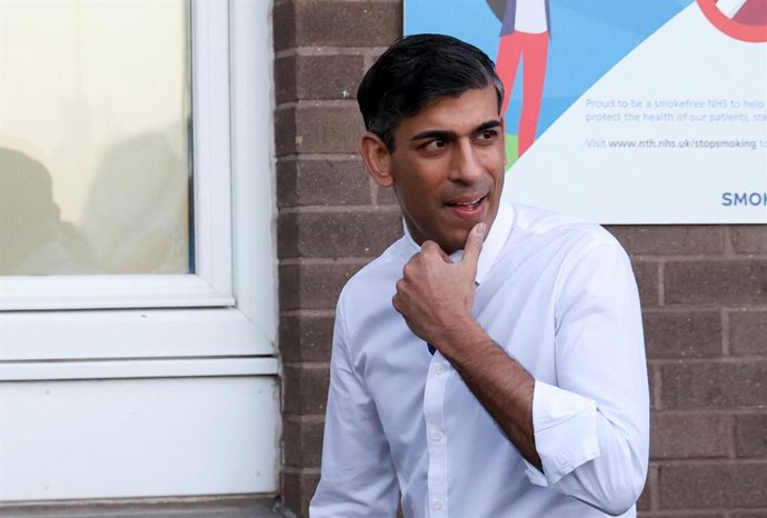 30 January 2023, United Kingdom, Durham: UK Prime Minister Rishi Sunak during his tour of University Hospital of North Tees, as part of his visit to County Durham. Photo: Phil Noble/PA Wire/dpa