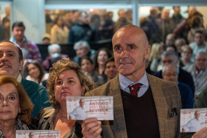 El alcalde de Sevilla, Antonio Muñoz, en un encuentro con la militancia socialista de la capital para iniciar el Programa Electoral Abierto, en el centro cívico de Su Eminencia.