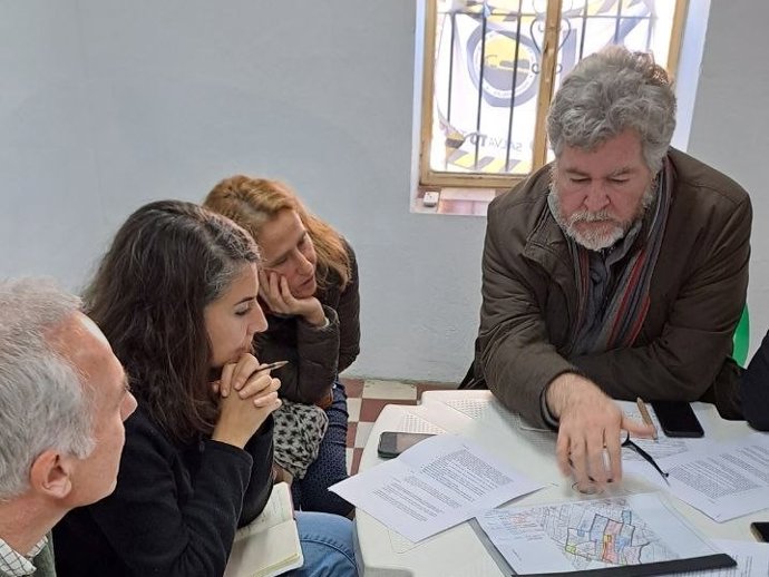 El diputado de Unidas Podemos en el Congreso, Juantxo López Uralde, en una reunión para conocer más detalles sobre el mactovertedero de Salvatierra de los Barros.