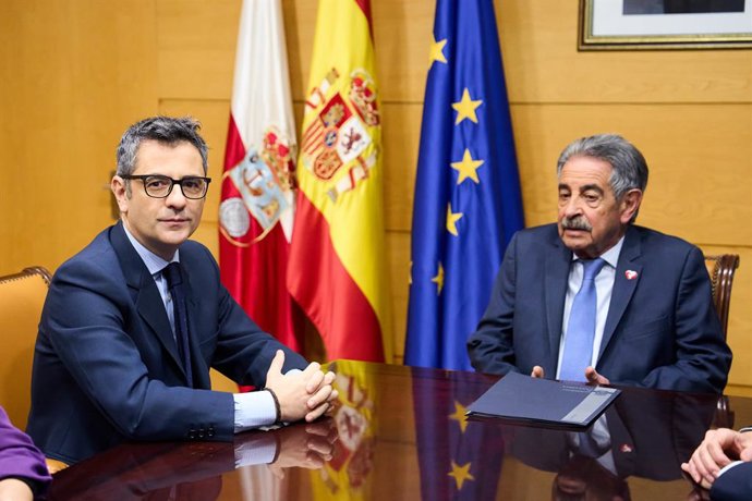 El ministro de la Presidencia, Relaciones con las Cortes y Memoria Democrática, Félix Bolaños (i), y el presidente de Cantabria, Miguel Ángel Revilla (d), durante una reunión en la sede del Gobierno de Cantabria