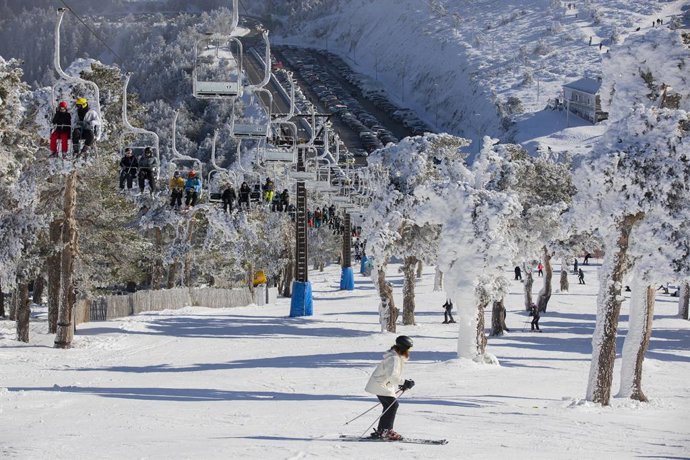 Una mujer esquía en el Puerto de Navacerrada, a 29 de enero de 2023, en Madrid (España). Desde primera hora de ayer, primer día que abrían las pistas de esquí de la Sierra de Madrid esta temporada, y de hoy la carretera M-601 está cortada y registra kil