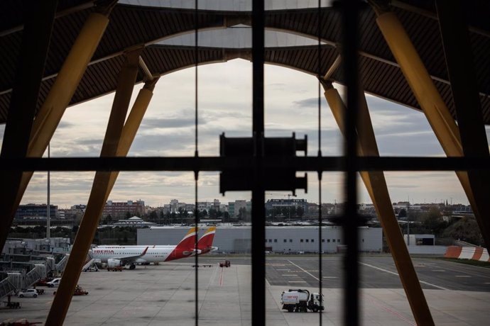 Archivo - Aviones de Iberia vistos desde la terminal 4 del aeropuerto Adolfo Suárez Madrid-Barajas, a 30 de diciembre de 2022, en Madrid