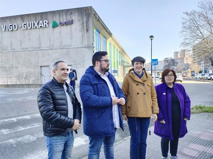 La portavoz nacional del BNG, Ana Pontón, junto a la diputada Carmela González, el concejal del BNG, Xabier P. Igrexas, y el responsable local, Manuel Caride, frente a la estación de Guixar, en Vigo.