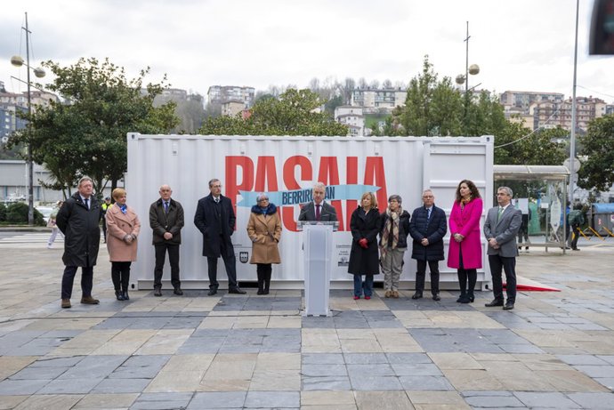 El lehendakari, Iñigo Urkullu, junto a representantes institucionales en Pasaia (Gipuzkoa)