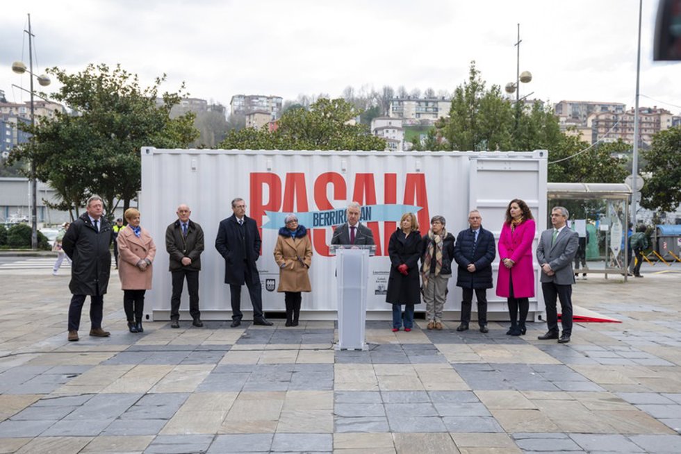 El lehendakari, Iñigo Urkullu, junto a representantes institucionales en Pasaia (Gipuzkoa)