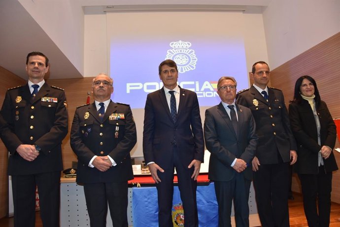 El delegado del Gobierno de España en Andalucía, Pedro Fernández, durante el acto de presentación del nuevo inspector jefe de la Comisaría de Baza (Granada), Mario López García.
