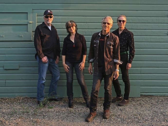 Deniz Tek (Radio Birdman) con su banda en solitario