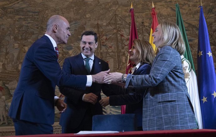 (I-D) El alcalde de Sevilla, Antonio Muñoz; el presidente de la Junta de Andalucía, Juanma Moreno; la ministra de Transportes, Movilidad y Agenda Urbana, Raquel Sánchez; y la consejera de Fomento, Articulación del Territorio, y Vivienda, Marifrán Carazo.