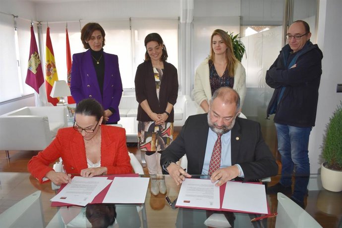 Firma de colaboración entre el Ayuntamiento de Ciudad Real y La UCLM para que se pueda llevar a cabo la reurbanización de la Avenida Camilo José Cela.