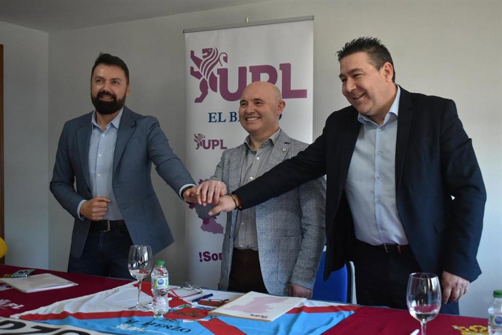 EL candidato de UPL a la Alcaldía de Ponferrada (León), Manuel Ferreiro; junto al secretario general de UPL, Luis Mariano Santos, y el secretario comarcal de UPL en El Bierzo y procurador en las Cortes, José Ramón García.