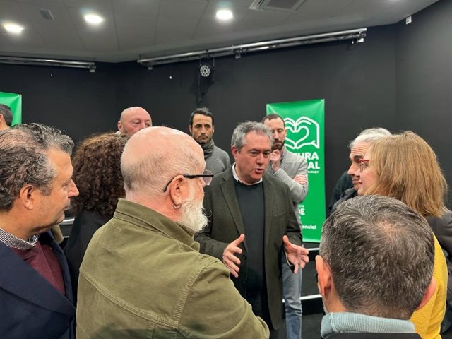 El secretario general del PSOE-A, Juan Espadas, en un encuentro con asociaciones de artes escénicas y música de Andalucía, en La Rinconada (Sevilla).