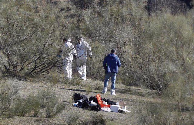 Labores de la Policía Nacional en la localización donde aparecía un bebé muerto envuelto en una manta el pasado viernes