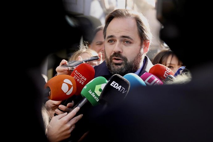 El presidente del PP en C-LM, Paco Núñez, atiende a los medios.