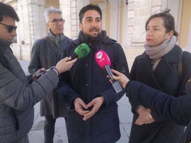 El candidato de IU a las municipales en Sevilla, Ismael Sánchez; el coordinador provincial de IU, Manuel Lay; y la portavoz en la Diputación de Sevilla, María Izquierdo, en la puerta del Ayuntamiento de Sevilla este lunes.