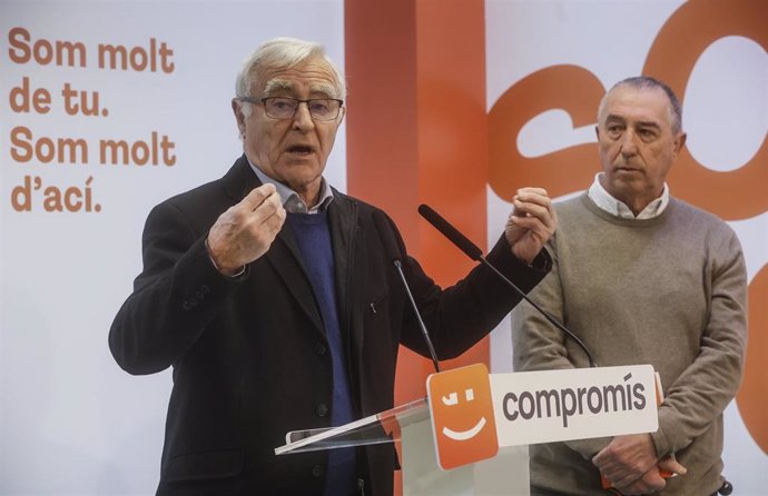 El alcalde de Valncia y portavoz de Compromís por Valencia, Joan Ribó, presenta en rueda de prensa la propuesta de la coalición para vivienda junto al diputado Joan Baldoví