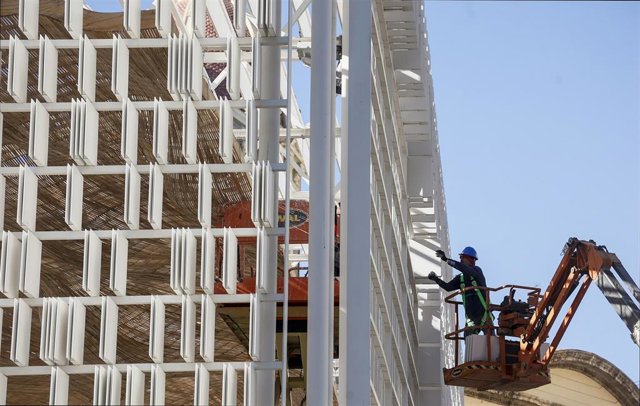 Imagen del desmontaje del Ágora instalada en la plaza el Ayuntamiento de València con motivo de la Capitalidad Mundial del Diseño 2022.