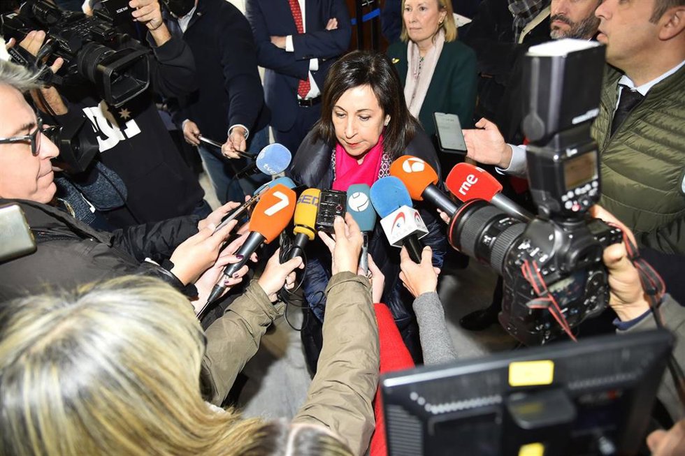 La ministra de Defensa, Margarita Robles, atiende a los medios durante su visita a Navantia, en Cartagena