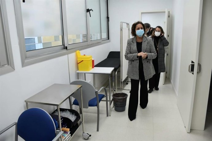 La consejera de Salud de la Junta de Andalucía, Catalina García, en el centro de salud Pino Montano A, en Sevilla.