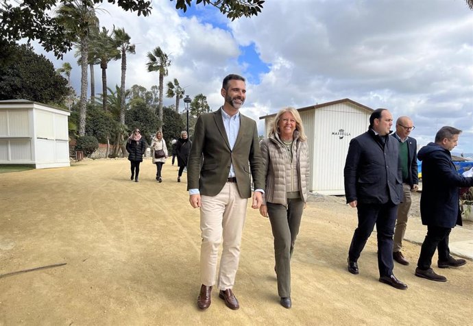 El consejero de Sostenibilidad, Medio Ambiente y Economía Azul, Ramón Fernández-Pacheco, y la alcaldesa de Marbella, Ángeles Muñoz, pasean por el paseo marítimo del municipio