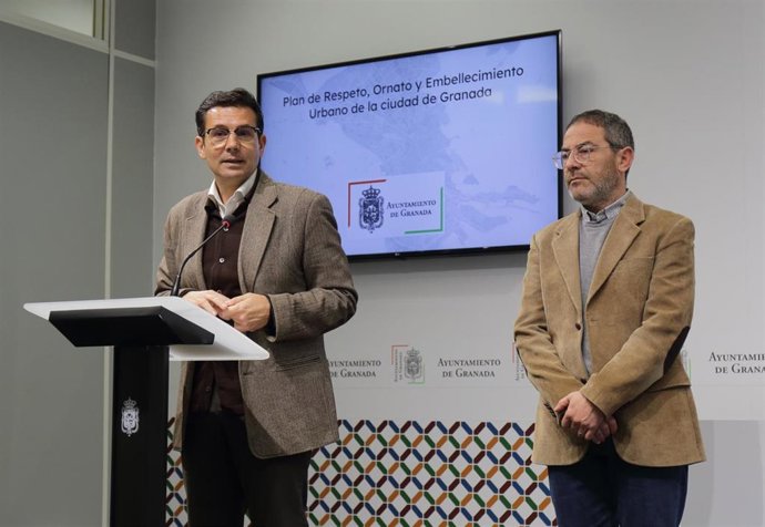 Rueda de prensa del alcalde de Granada, Francisco Cuenca, y  el concejal de Urbanismo y Obra Pública, Miguel Ángel Fernández Madrid.