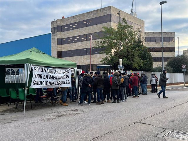 Trabajadores a las puertas de Aspla durante el segundo día de huelga indefinida