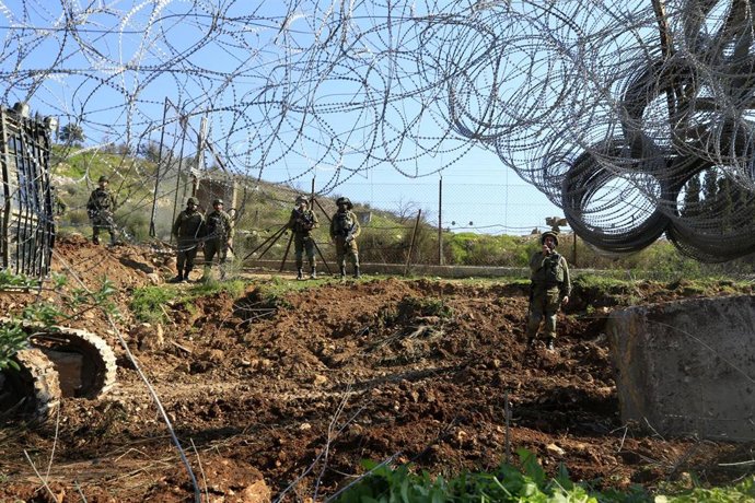 Soldados del Ejército de Israel construyendo fortificaciones cerca de la frontera con Líbano