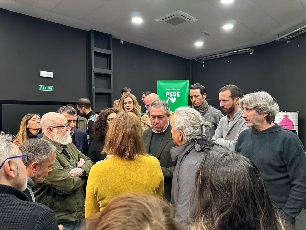 El secretario general del PSOE-A, Juan Espadas, en un encuentro con el sector de artes escénicas en La Rinconada (Sevilla).