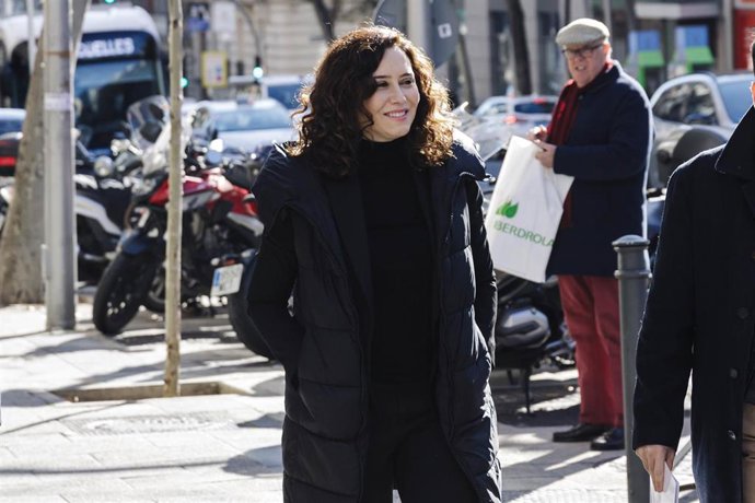 La presidenta de la Comunidad de Madrid, Isabel Díaz Ayuso, a su llegada al Comité Ejecutivo Nacional del PP, en la sede nacional del PP, a 30 de enero de 2023, en Madrid (España). 