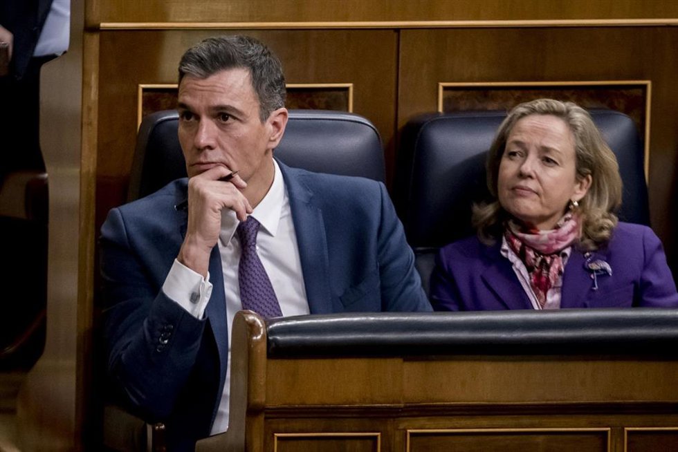 El presidente del Gobierno, Pedro Sánchez, y la vicepresidenta primera y ministra de Asuntos Económicos y Transformación Digital, Nadia Calviño