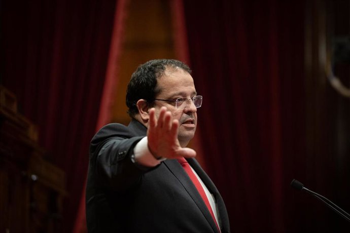 Archivo - El conseller de Interior, Joan Ignasi Elena, interviene durante la interpelación del PSC-Units al Govern sobre la deuda de la Generalitat con el ámbito local, en el Pleno del Parlament, a 2 de noviembre de 2021, en Barcelona, Catalunya (España)