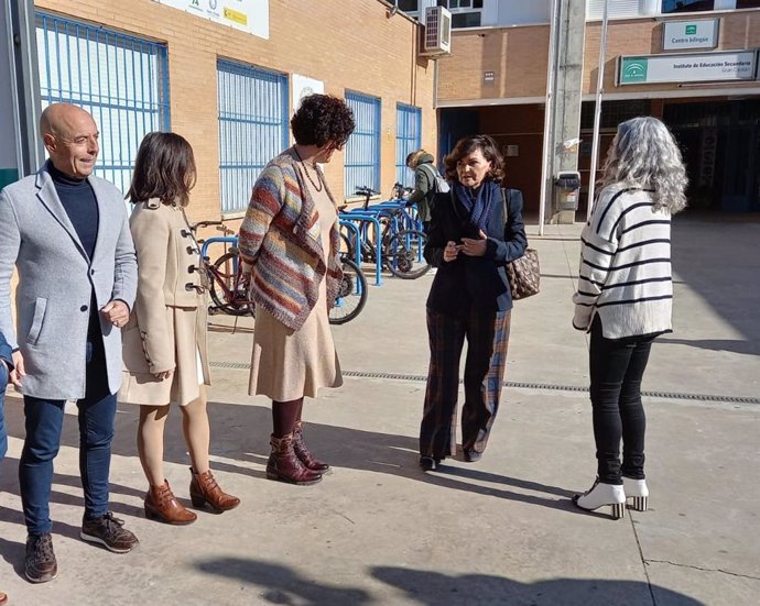 Antonio Hurtado y Carmen Calvo ante el IES Gran Capitán de Córdoba.