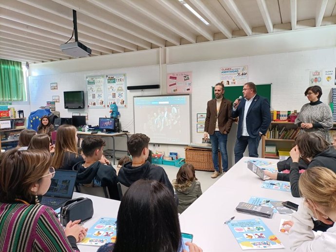 El alcalde de Mérida, Antonio Rodríguez Osuna, recibe a los participantes del proyectos de Erasmus+ en el colegio Ciudad de Mérida de la capital extremeña este lunes