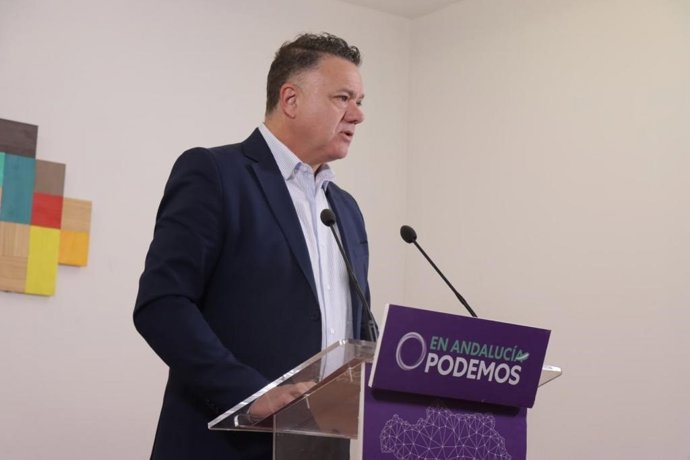 El portavoz adjunto de Por Andalucía y miembro de Podemos, Juan Antonio Delgado, este lunes en rueda de prensa.