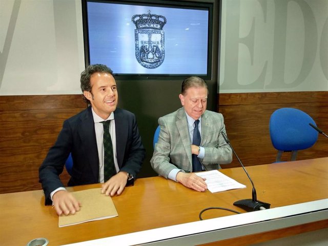 Archivo - Imagen de archivo del alcalde de Oviedo, Alfredo Canteli (PP), y el primer teniente de alcalde, Ignacio Cuesta (Cs).