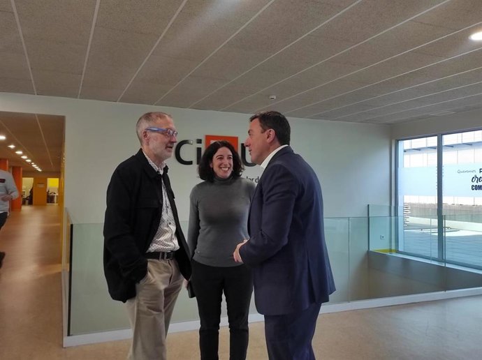 El secretario xeral del PSdeG, Valentín González Formoso, junto al director científico del CiTIUS, Senén Barro, este lunes en Santiago.