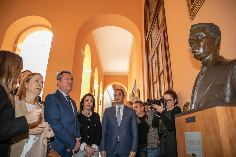 Archivo - (I-D) La presidenta del Congreso, Ana Pastor; el alcalde de Sevilla, Juan espadas; la presidenta del Parlamento andaluz, Marta Bosquet y el delegado del Gobierno en Andalucía, Alfonso Gómez de Celis en el ayuntamiento de Sevilla.  (Foto de arc